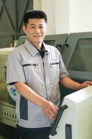 李舉，先后獲得全國技術能手,、山東省技術能手,、山東省首席技師、富民興魯勞動獎章等榮譽稱號,。獲得全國數(shù)控技能大賽五軸加工項目第四名,，全國智能制造技術應用技能大賽第三名。熟練掌握多種數(shù)控設備的加工工藝制定和編程,，主編5部教材,、申請4項國家專利。指導多名學生參加全國技能大賽并獲得一等獎,。