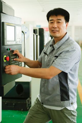 王校春，先后獲得全國技術能手,、全國杰出青年崗位能手,、全國知識型先進職工標兵、山東省技工院校優(yōu)秀教師,、山東省首席技師,、富民興魯勞動獎章等榮譽稱號。獲得首屆中國兵器工業(yè)技能大賽加工中心組第一名,全國數(shù)控技能大賽全國決賽第二名,，山東省技能大賽第一名,。指導多名學生獲得全國技能大賽前五名，省級技能大賽第一名,。