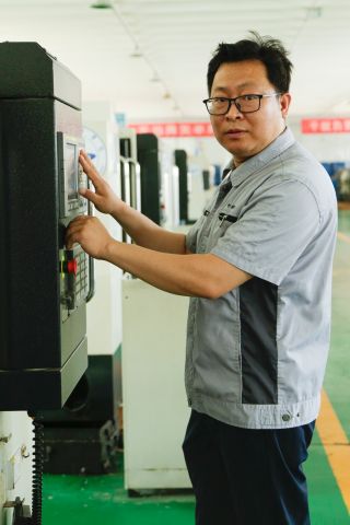 曲亞冰,，先后獲得全國技術能手、山東省首席技師等榮譽稱號,。在數(shù)控加工,、CAD機械設計、3D打印等領域有深入研究,。獲得第三屆全國數(shù)控技能大賽數(shù)控銑床職工組第三名,，培養(yǎng)并指導多名學生獲得國家一類、省級一類大賽一等獎,。