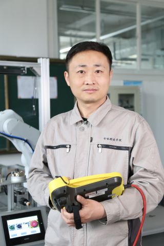 蘇子民,，山東省技師工作站領辦人,，泰山產(chǎn)業(yè)領軍人才工作室領辦人，全國五一勞動獎章獲得者,。先后榮獲全國青年崗位能手,、全國技術能手、山東省優(yōu)秀教師,、泰山產(chǎn)業(yè)領軍人才等榮譽稱號,。獲得第二屆全國工業(yè)機器人技術應用技術技能大賽職工組第一名。