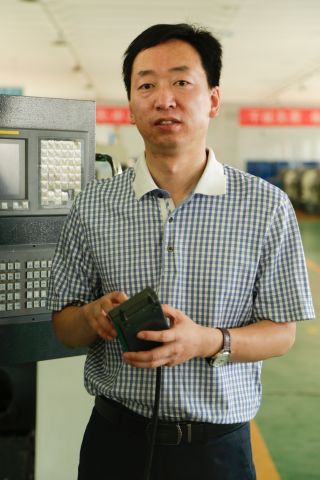 蔡文斌,，先后獲得全國技術能手,、山東省有突出貢獻的技師等榮譽稱號。多次指導學生參加全國數(shù)控比賽并獲全國決賽一等獎,、全國優(yōu)秀指導教練,。