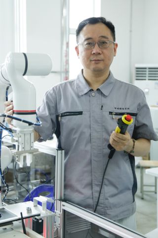 馮可錚,，先后獲得全國技術能手,、山東省技術能手、山東省技工教育先進個人,、富民興魯勞動獎章等榮譽稱號,。獲得第二屆全國智能制造應用技術技能大賽教師組第三名,，指導學生參加全國技術技能大賽并獲得學生組第一名。