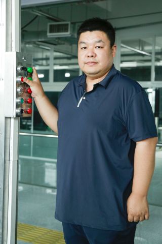 萬禮超,，先后榮獲全國技術能手、山東省技術能手,、山東省富民興魯勞動獎章等榮譽稱號,。城市軌道交通行車值班員國家級裁判，山東省技能競賽優(yōu)秀裁判,、優(yōu)秀指導教師。獲得第二屆全國智能制造應用技術技能大賽一等獎,，指導國家級,、省級技能競賽取得一、二等獎10余項,，主持或參與省級課題2項,，院級課題5項，發(fā)表專業(yè)論文10余篇,。