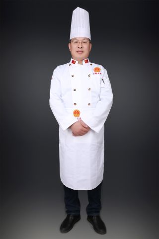 張化國,，先后獲得全國技術能手、全國優(yōu)秀廚師,、山東省技術能手,、泉城首席技師,、濟南市突出貢獻技師、濟南市建功立業(yè)先進個人等榮譽稱號,。全國飯店業(yè)國家級一級評委,，注冊中國魯菜特級烹飪大師。獲得全國飯店業(yè)職業(yè)技能競賽中式烹調(diào)酸菜魚專項比賽金獎總分第一名,，中國烹飪世界大賽個人拼盤金獎,，首屆全國烹飪技能競賽雕刻金獎總分第二名。