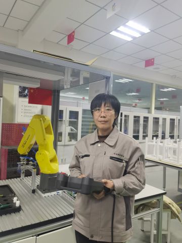 張麗,，先后獲得全國技術能手,、山東省技術能手等榮譽稱號。近幾年多次參加制造類,、教學類技能大賽并榮獲：參加第一屆全國服務型制造應用技術技能大賽全國決賽獲數(shù)字化管理師賽項第1名,；參加山東省“技能興魯”職業(yè)技能大賽山東省技工院校第一屆思政教學能力大賽課程思政比賽第3名。