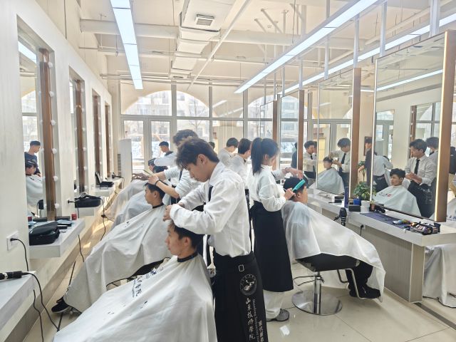 形象設(shè)計(jì)創(chuàng)新創(chuàng)業(yè)服務(wù)中心