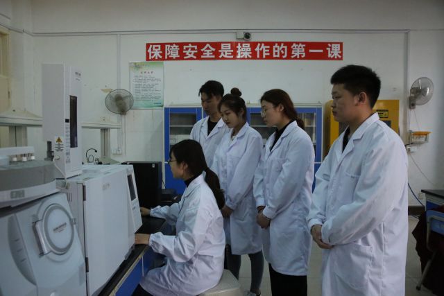 藥物分析與檢驗(yàn)精密儀器室